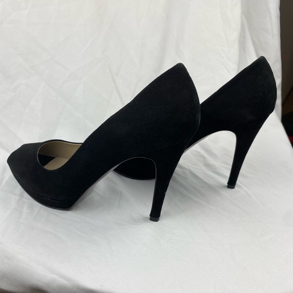 Diane
HH Platform Peep Toe
Color: Blk Suede
size: 41 (EURO) USA 10.5 - Picture 1 of 5